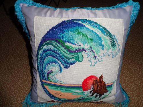Подушка вышитая крестиком "Морская волна"