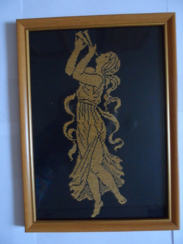Картина вышитая крестиком "Дама с дудочкой".