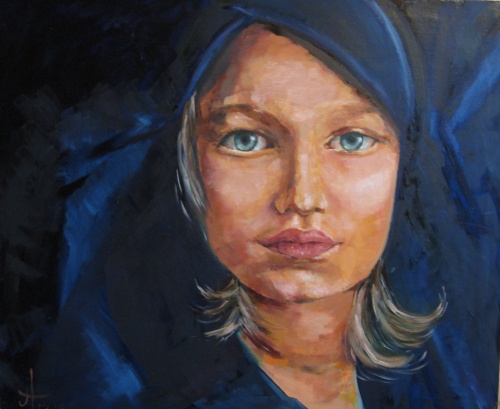 девушка в синем платке