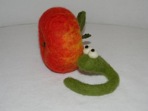 Червяк и яблоко